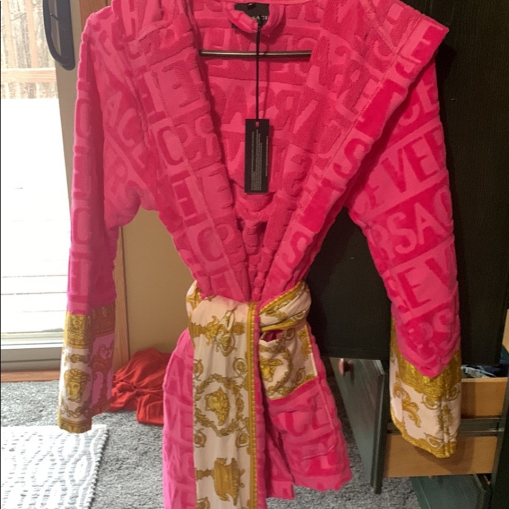 Beautiful New Versace Robe , pink & gold in color any questions please ask 🌷♥️
